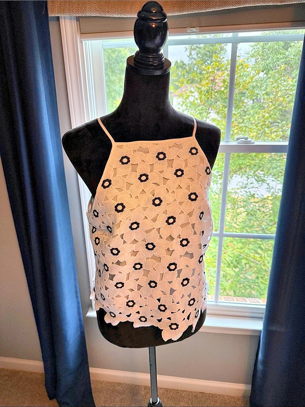 Ann Taylor Floral Lace Camisole in White & Black Size 4